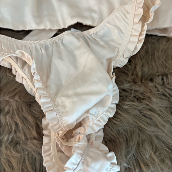 Elegant Cream Ruffle Intimate Set - Picture 11 of 11